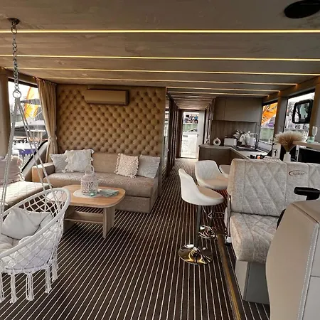Luxboot Caju Botel *